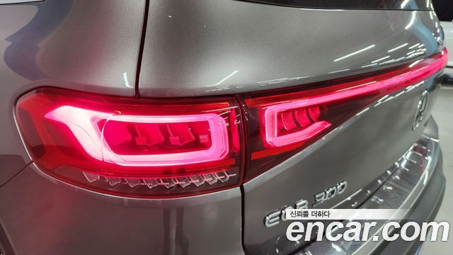 Mercedes-Benz EQB 2024 — photo 12