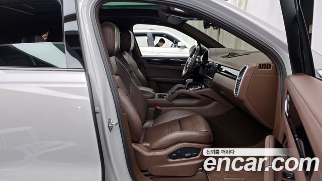 Porsche Cayenne 2022 — photo 16
