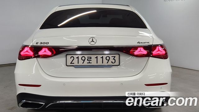 Mercedes-Benz E-Class 2025 — photo 4