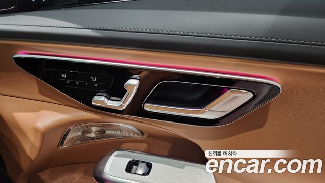 Mercedes-Benz E-Class 2025 — photo 12