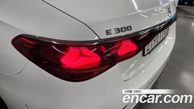 Mercedes-Benz E-Class 2025 — photo 18