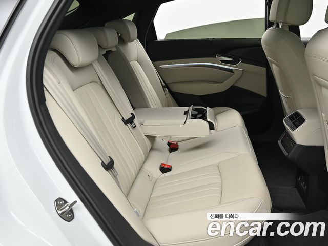 Audi Q8 e-tron 2024 — photo 12