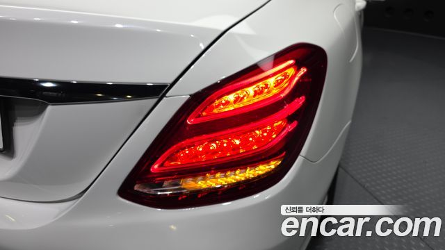 Mercedes-Benz C-Class 2017 — photo 9