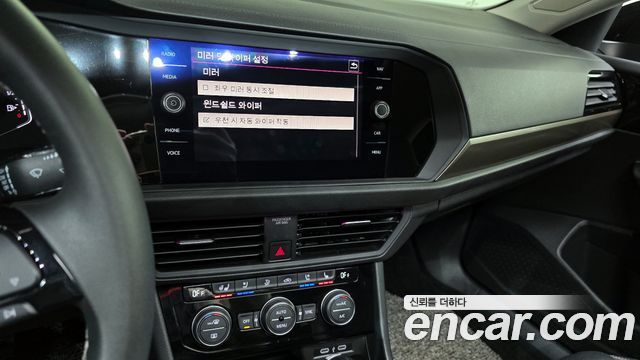 Volkswagen Jetta 2021 — photo 23