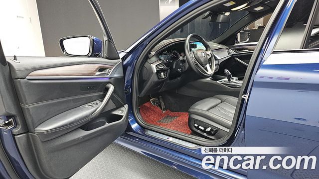 BMW 5-Series 2017 — photo 10
