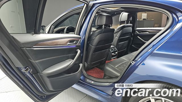 BMW 5-Series 2017 — photo 12