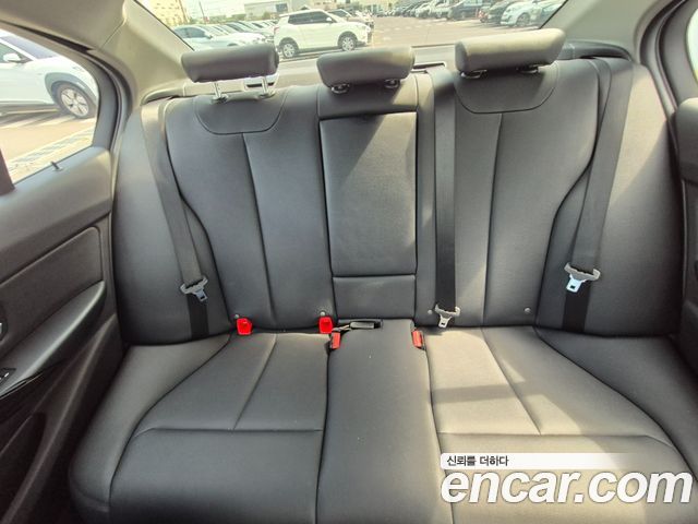 BMW 3-Series 2017 — photo 16