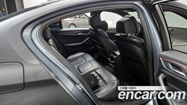 BMW 5-Series 2017 — photo 11