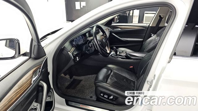 BMW 5-Series 2018 — photo 10