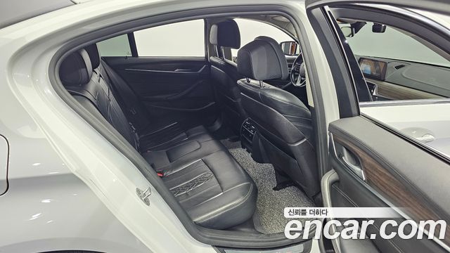 BMW 5-Series 2018 — photo 12