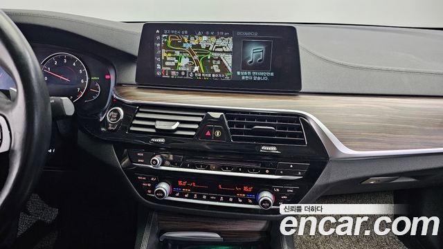 BMW 5-Series 2018 — photo 14