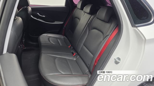 Hyundai i30 2018 — photo 16