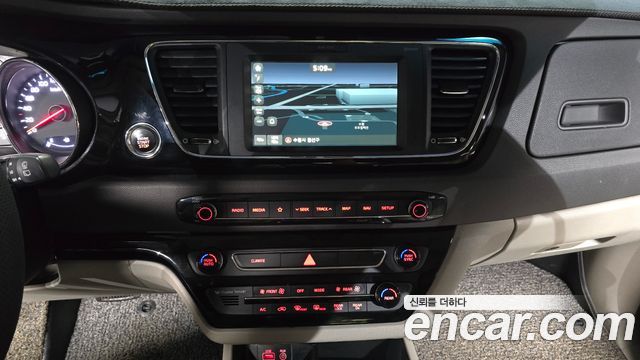 Kia Canival 2018 — photo 21