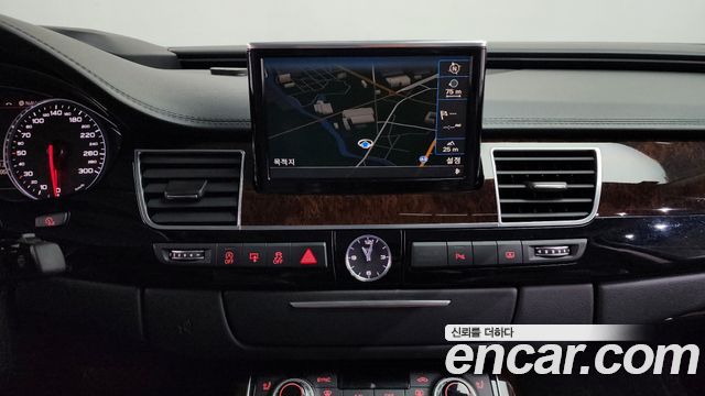 Audi A8 2015 — photo 13