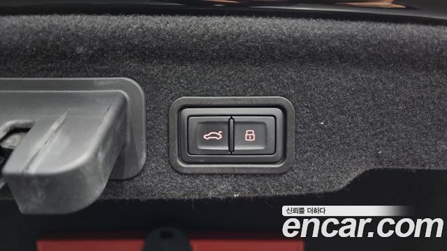 Audi A8 2015 — photo 17