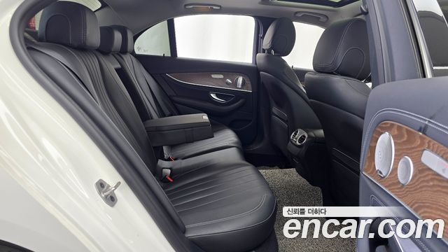 Mercedes-Benz E-Class 2020 — photo 18