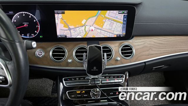 Mercedes-Benz E-Class 2020 — photo 20