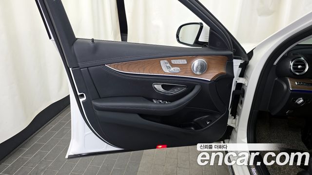 Mercedes-Benz E-Class 2020 — photo 14