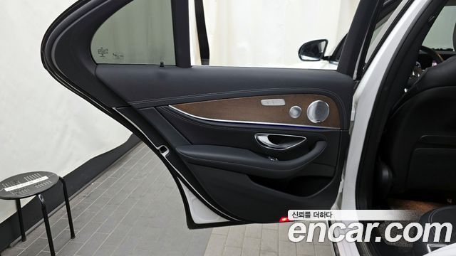 Mercedes-Benz E-Class 2020 — photo 15