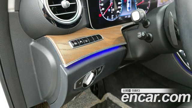 Mercedes-Benz E-Class 2020 — photo 28