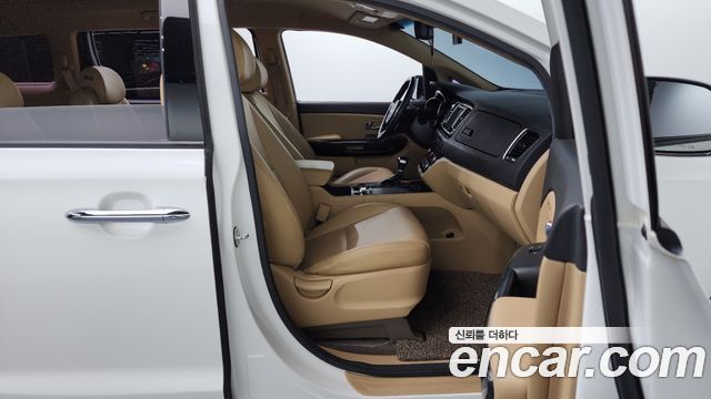 Kia Canival 2017 — photo 16
