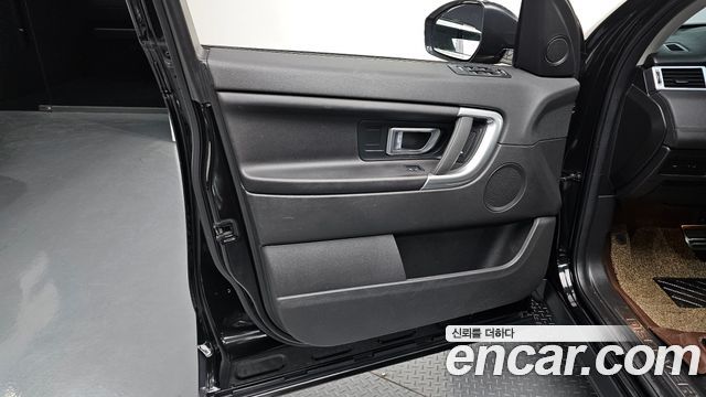 Land Rover Discovery Sport 2017 — photo 14