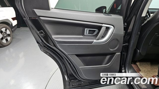 Land Rover Discovery Sport 2017 — photo 15