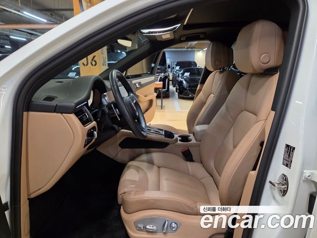 Porsche Macan 2022 — photo 11