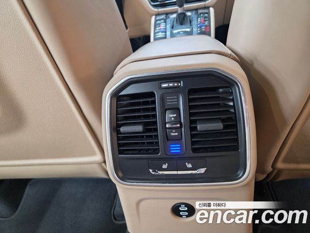 Porsche Macan 2022 — photo 18