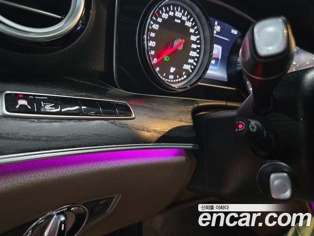 Mercedes-Benz E-Class 2018 — photo 14