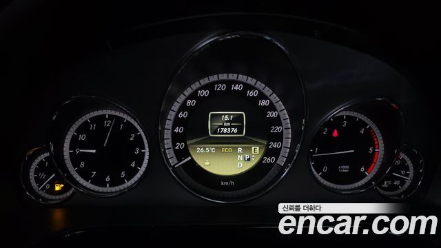 Mercedes-Benz E-Class 2011 — photo 8