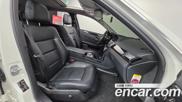 Mercedes-Benz E-Class 2011 — photo 10