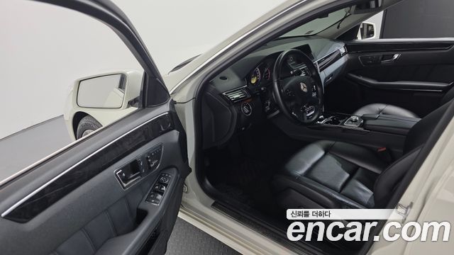Mercedes-Benz E-Class 2011 — photo 12