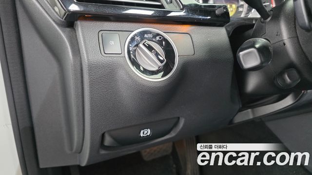 Mercedes-Benz E-Class 2011 — photo 13