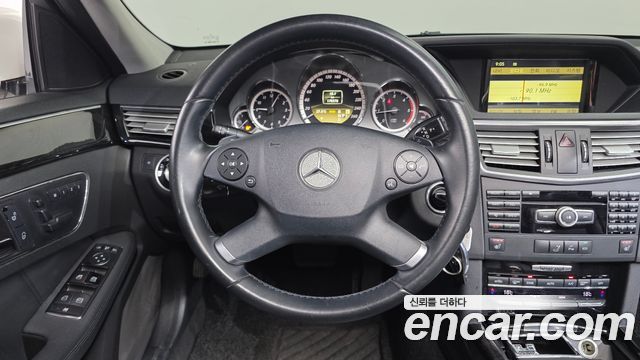 Mercedes-Benz E-Class 2011 — photo 14
