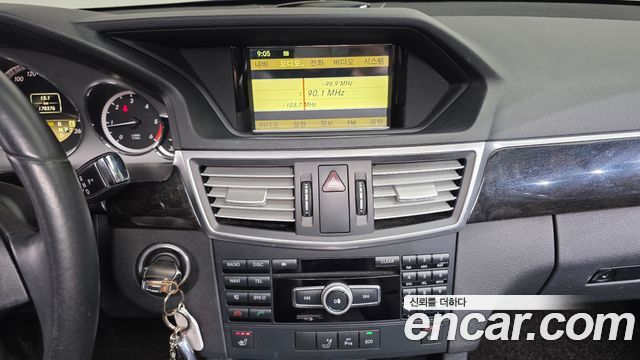 Mercedes-Benz E-Class 2011 — photo 15