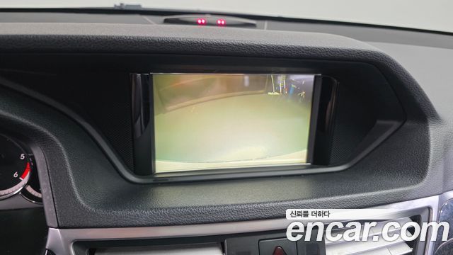 Mercedes-Benz E-Class 2011 — photo 16