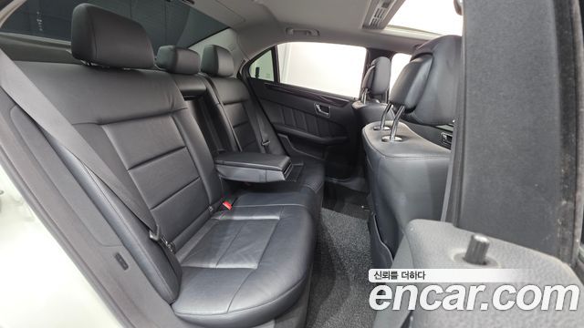 Mercedes-Benz E-Class 2011 — photo 18