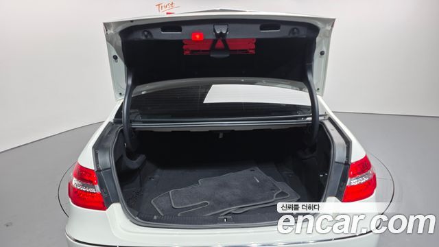 Mercedes-Benz E-Class 2011 — photo 20
