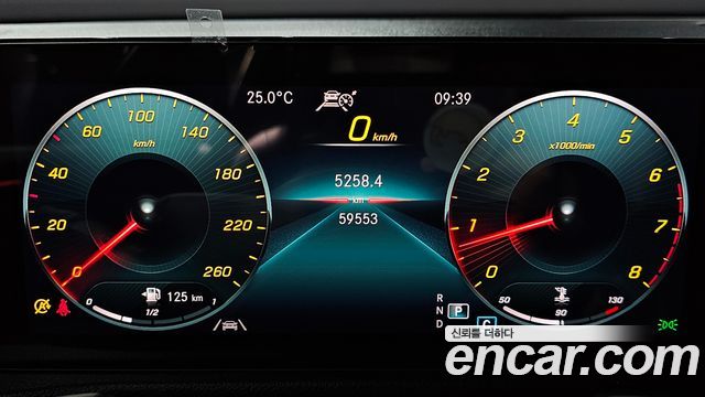 Mercedes-Benz GLB-Class 2021 — photo 11