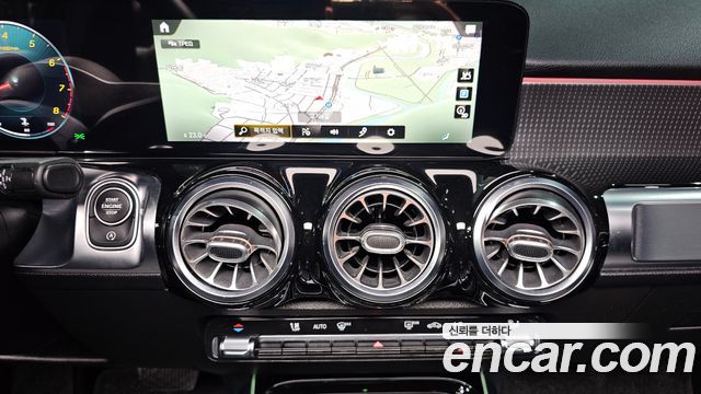 Mercedes-Benz GLB-Class 2021 — photo 19