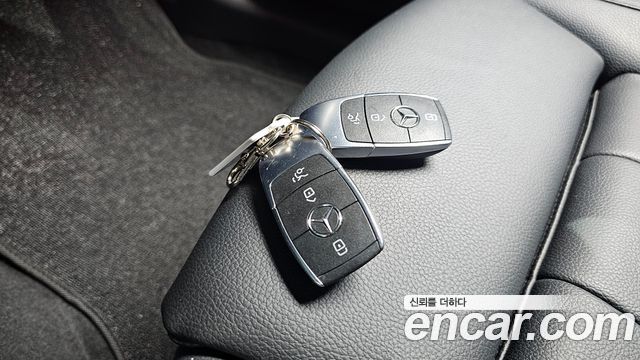 Mercedes-Benz GLB-Class 2021 — photo 25