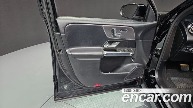 Mercedes-Benz GLB-Class 2021 — photo 14