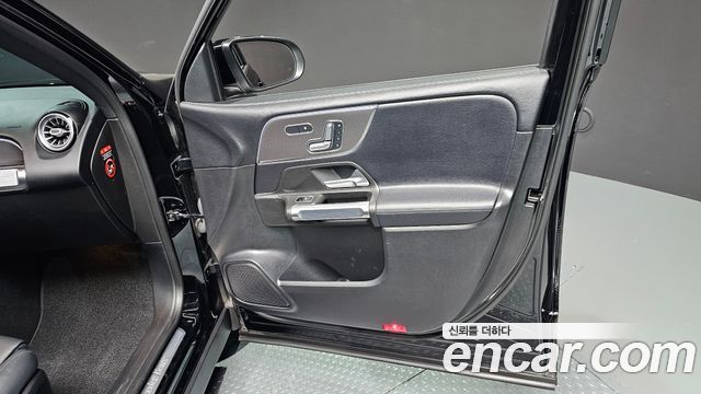 Mercedes-Benz GLB-Class 2021 — photo 15