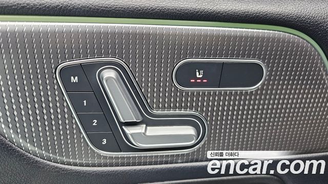 Mercedes-Benz GLB-Class 2021 — photo 28