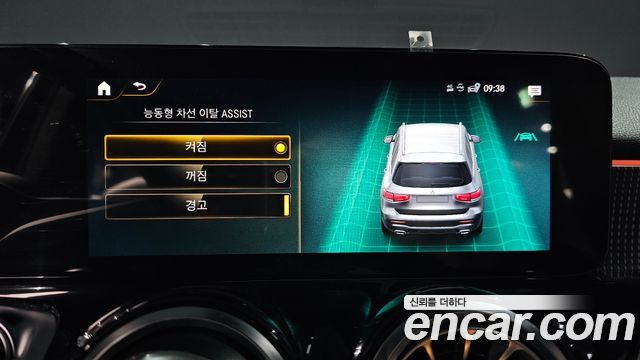 Mercedes-Benz GLB-Class 2021 — photo 32