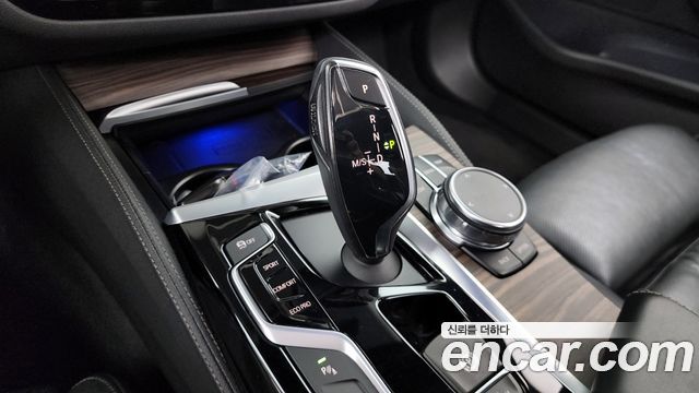 BMW 5-Series 2018 — photo 12