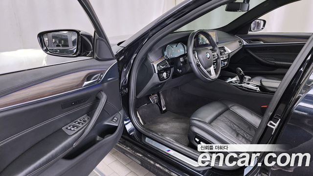 BMW 5-Series 2018 — photo 13