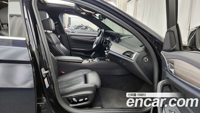BMW 5-Series 2018 — photo 17