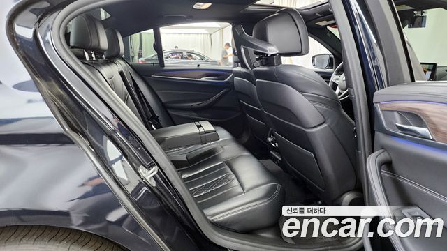 BMW 5-Series 2018 — photo 18